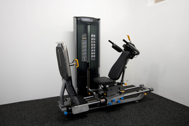 La leg press est un appareil de renforcement musculaire qui sert à travailler le bas du corps. C’est une machine plutôt complète pour les membres inférieurs car vous pourrez travailler les quadriceps, les ischios, les fessiers et les mollets.